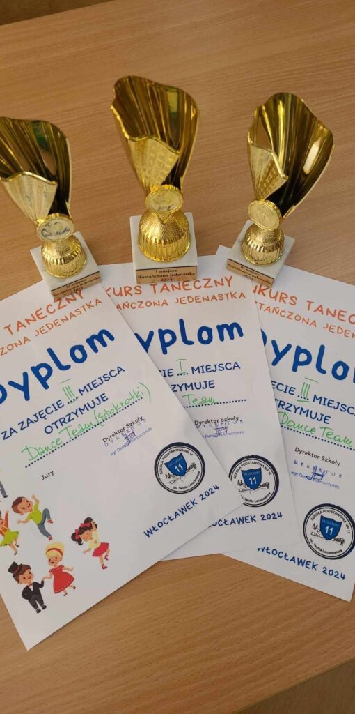 trzy dyplomy i trzy statuetki