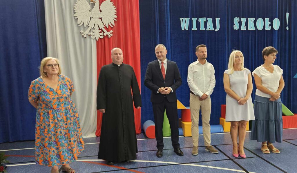 zaproszeni goście na hali sportowej