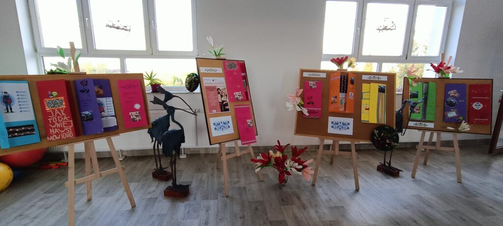 dekoracja na sztalugach z napisem Jak to dawniej na wsi mówiono