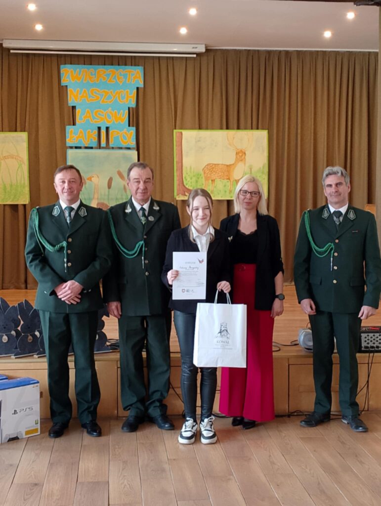 laureatka z dyplomem i komisją konkursową