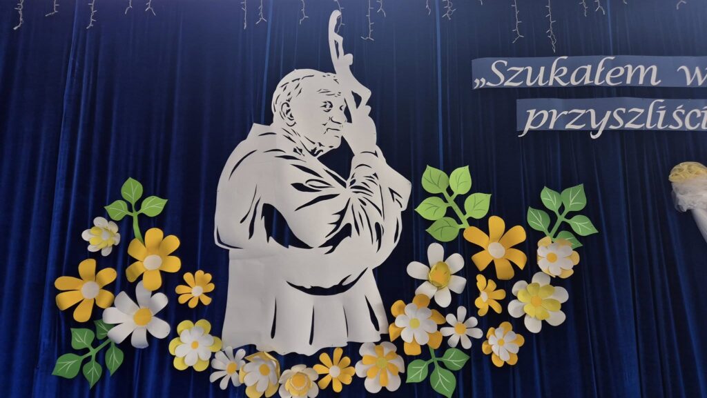 portret Jana Pawła II wykonany z papieru na niebieskim tle