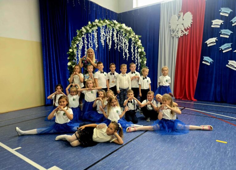 Przedszkolaki z wychowawczynią