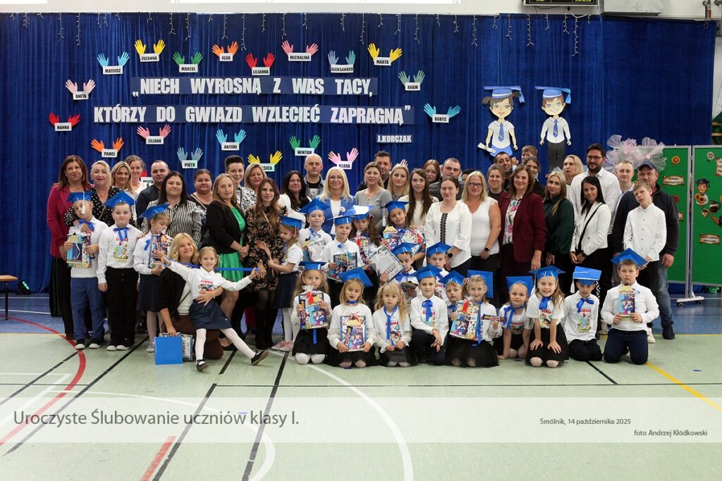 Pierwszoklasiści z rodzicami