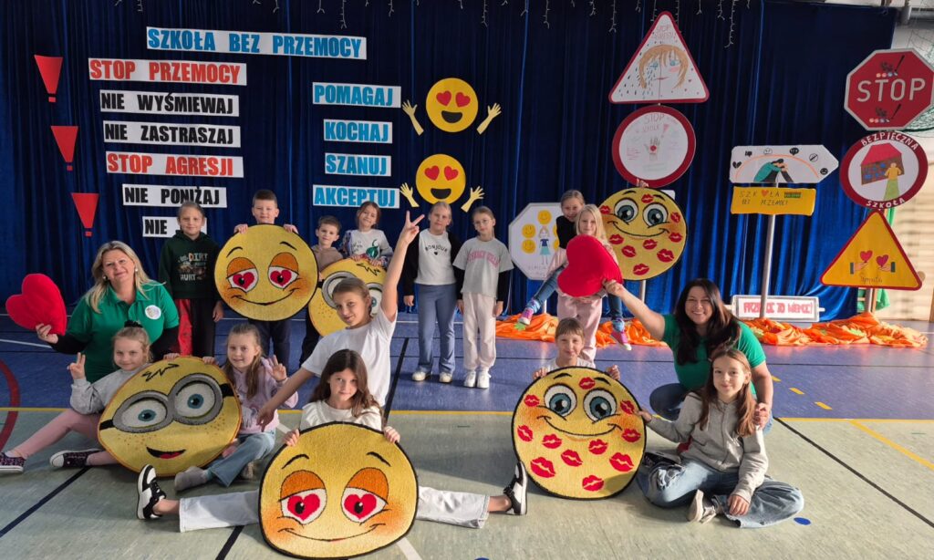 dzieci z dywanikami przedstawiającymi pozytywne emocje