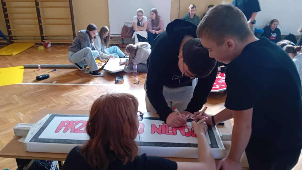 uczniowie przygotowujący znaki drogowe