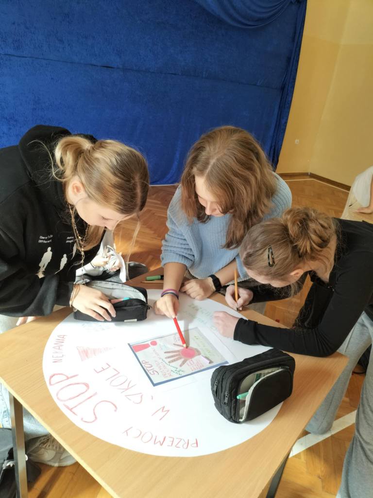 uczniowie przygotowujący znaki drogowe
