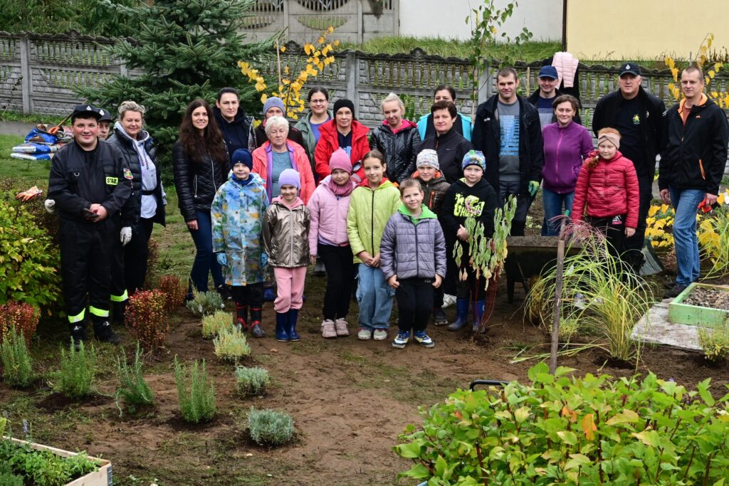 uczestnicy sadzenia roślin