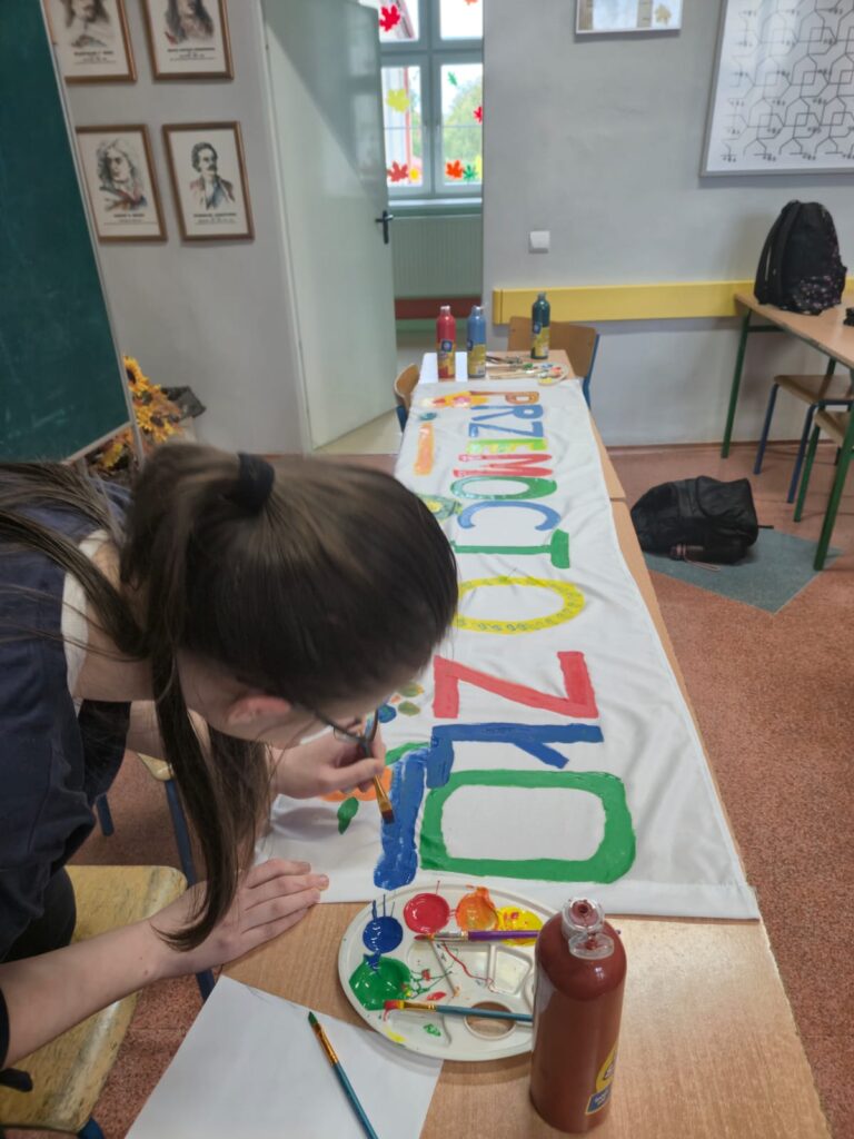 uczniowie przygotowujący transparenty