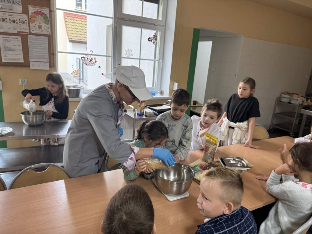 dzieci przygotowujące ciasteczka