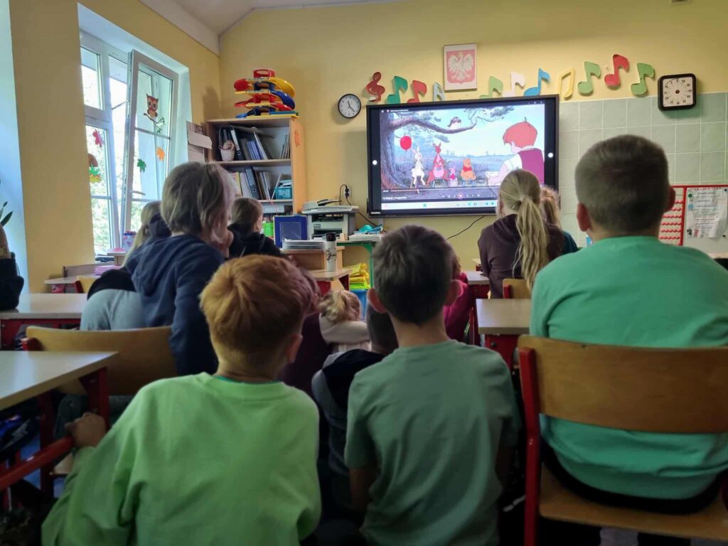 dzieci oglądające film