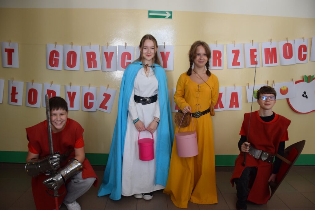uczniowie w strojach rycerzy