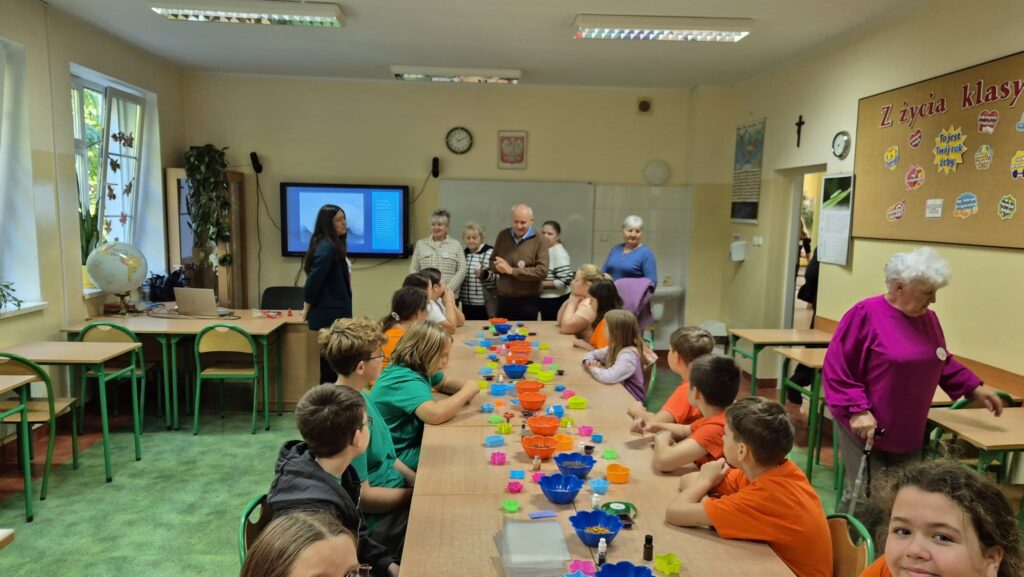 uczniowie wykonujący mydełka