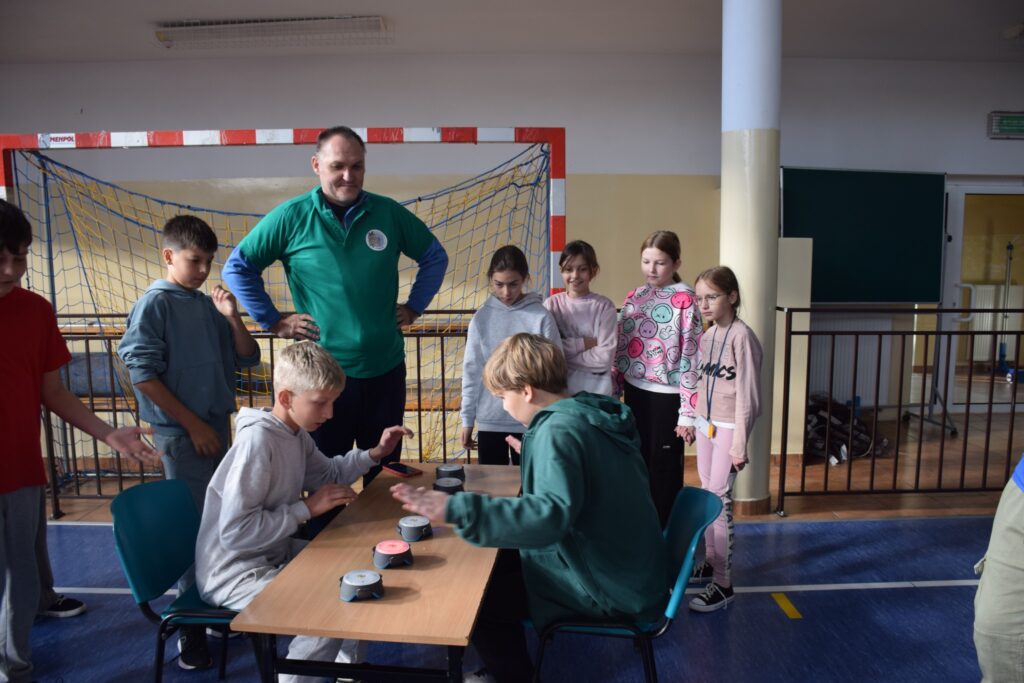 uczniowie na hali sportowej grający w grę zręcznościową