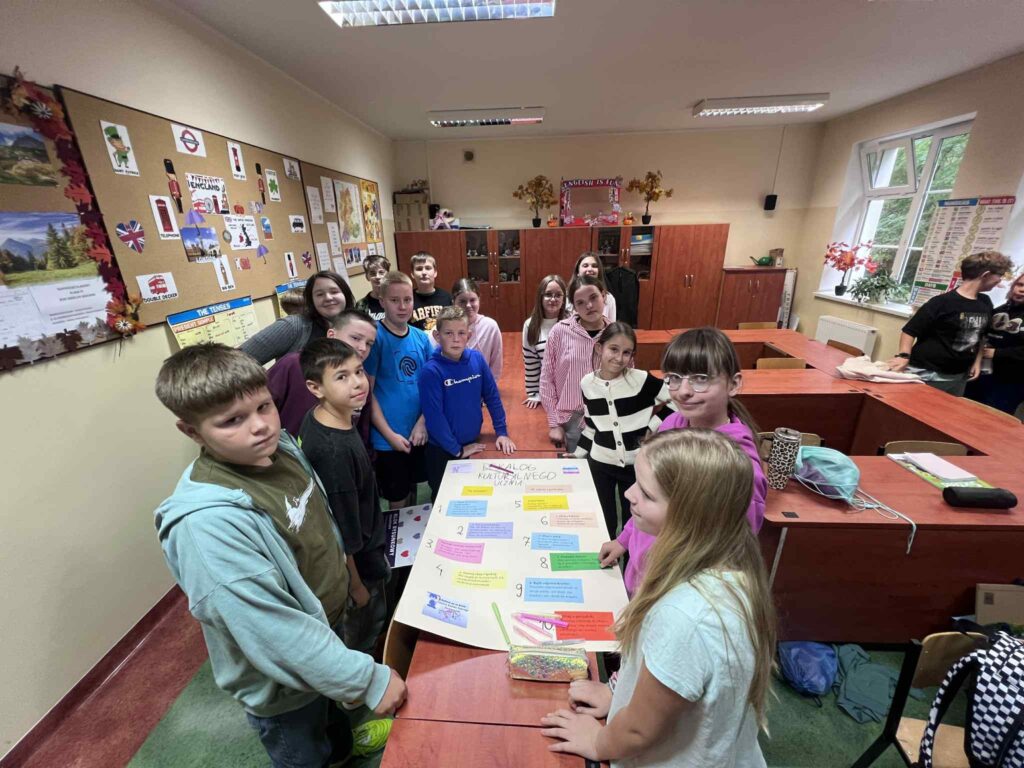 uczniowie przygotowujący dekalogi kulturalnego ucznia