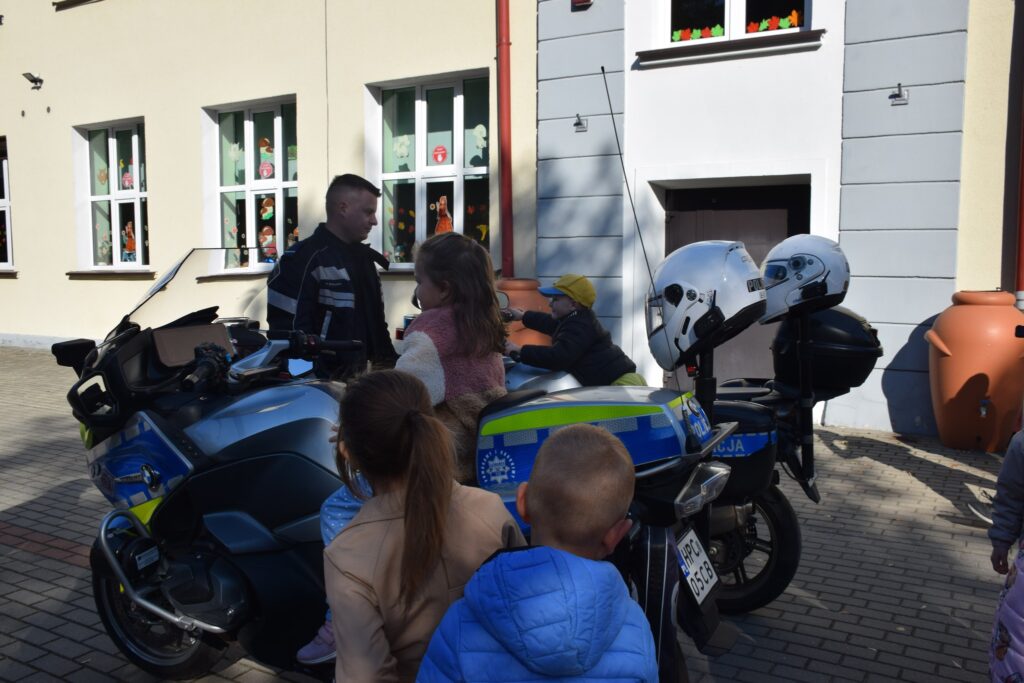 uczestnicy festynu przy motorach policyjnych