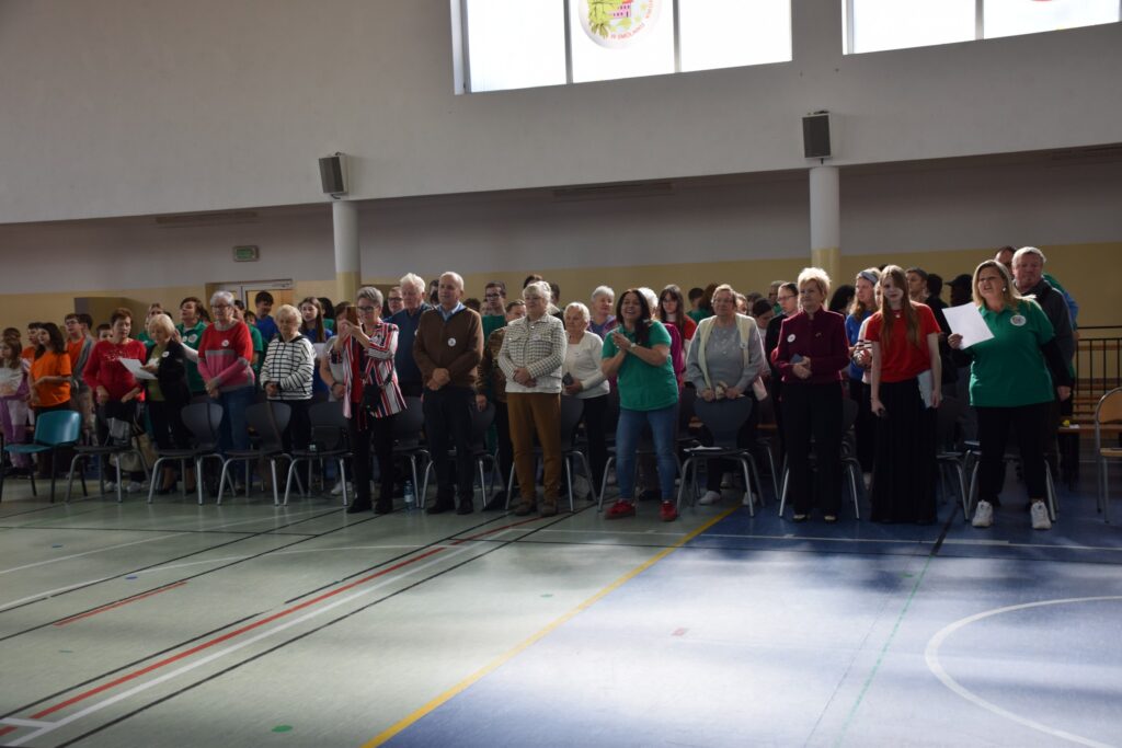 uczestnicy festynu na hali sportowej