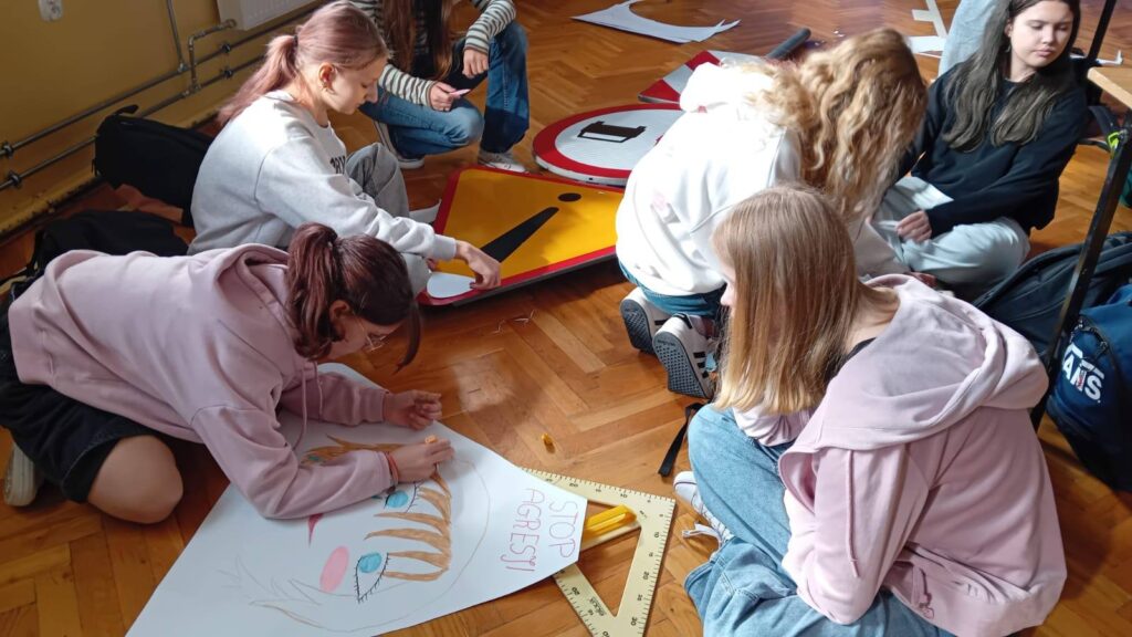 uczniowie przygotowujący znaki drogowe