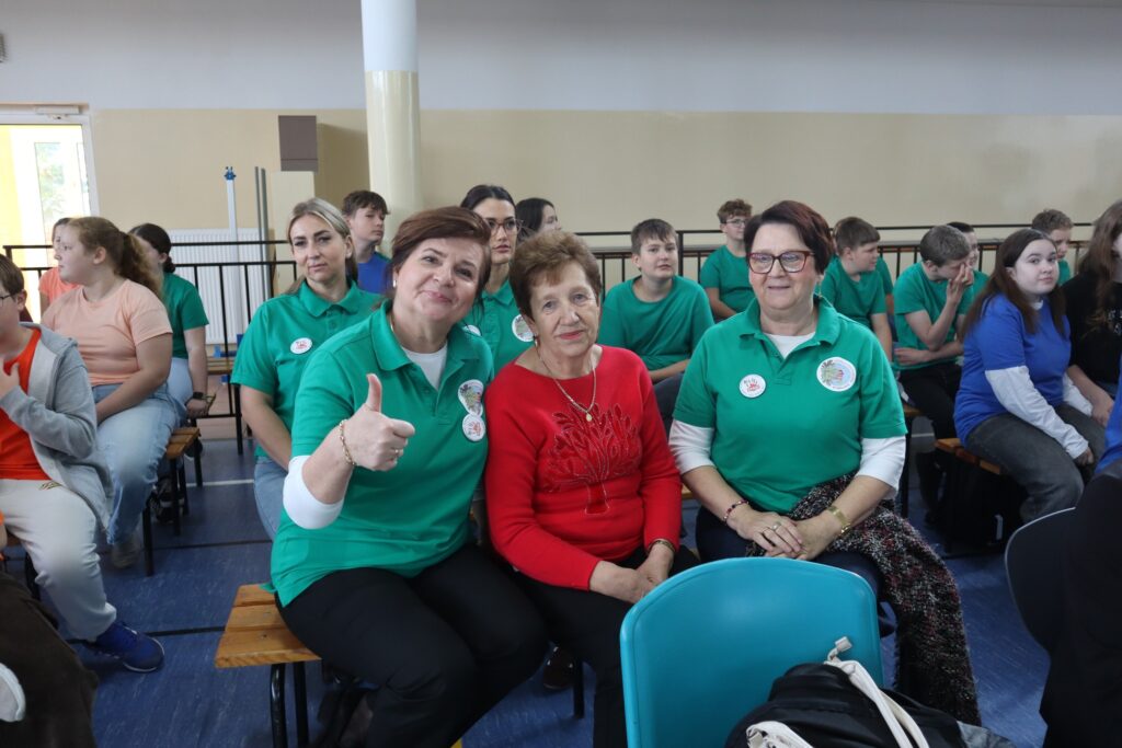 uczestnicy festynu na hali sportowej
