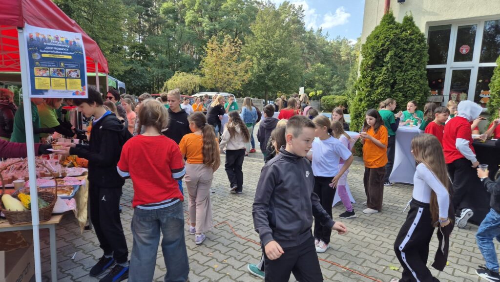 uczestnicy festynu na świeżym powietrzu