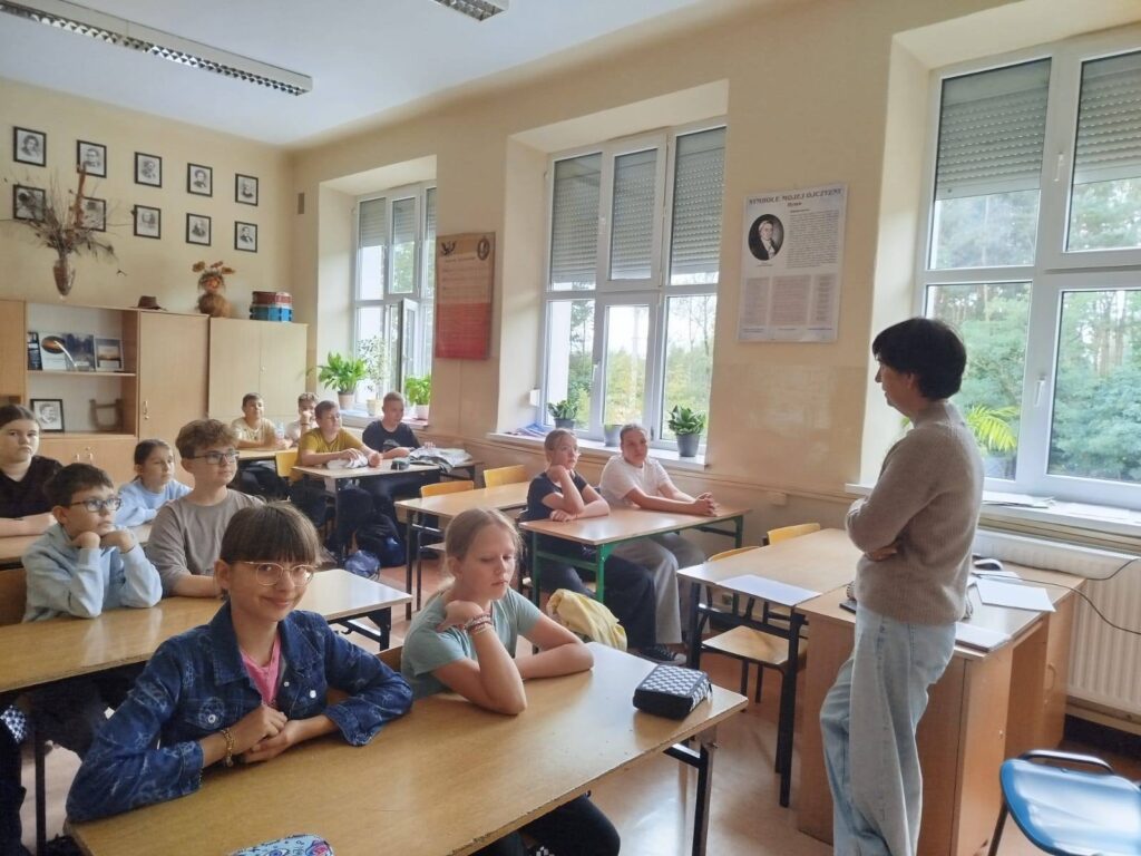 uczniowie na zajęciach z psychologiem