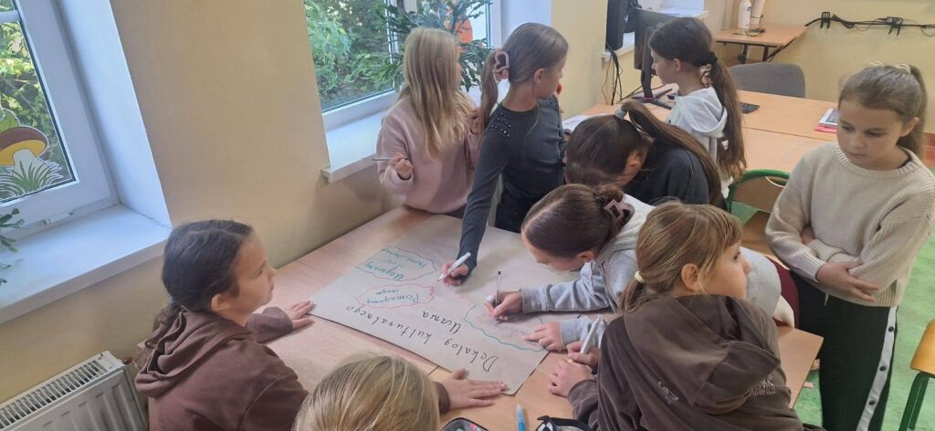 uczniowie przygotowujący dekalogi kulturalnego ucznia