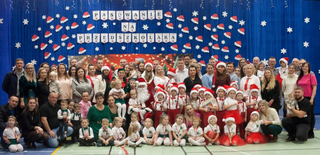 przedszkolaki z rodzicami podczas pasowania na przedszkolaka