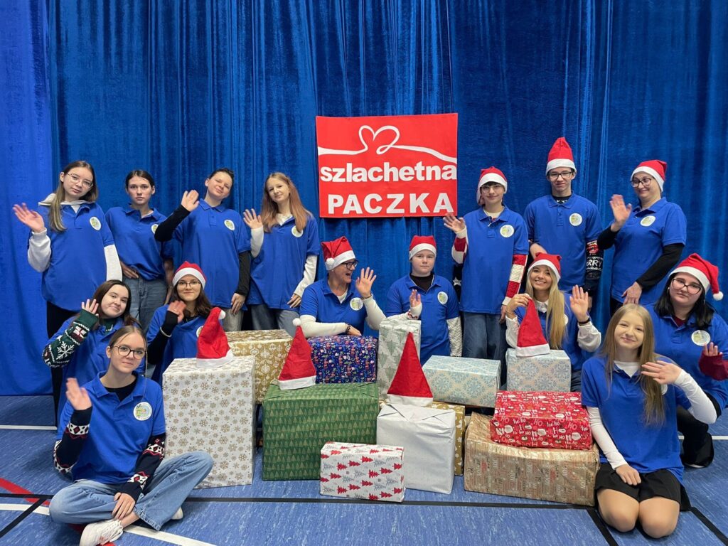 wolontariusze z paczkami