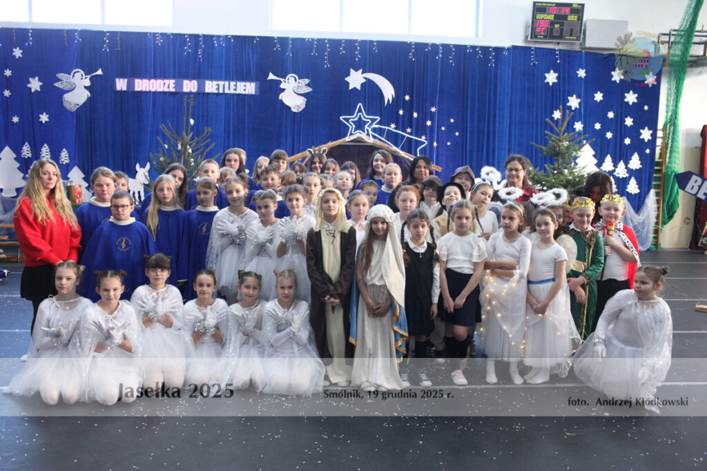 uczniowie przedstawiający jasełka z nauczycielami