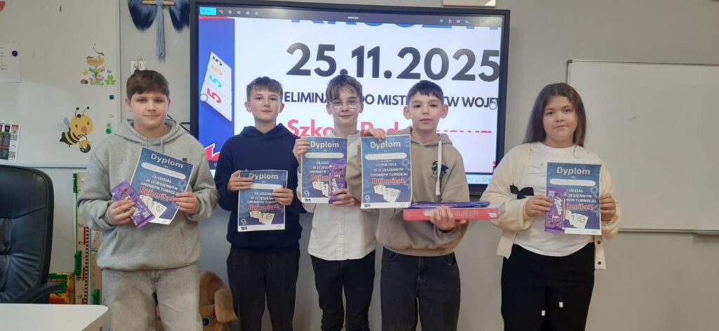 uczniowie z dyplomami