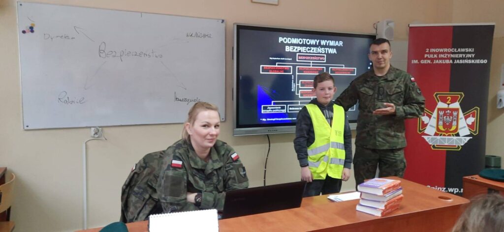 Uczniowie podczas warsztatów z edukacji z wojskiem w sali lekcyjnej