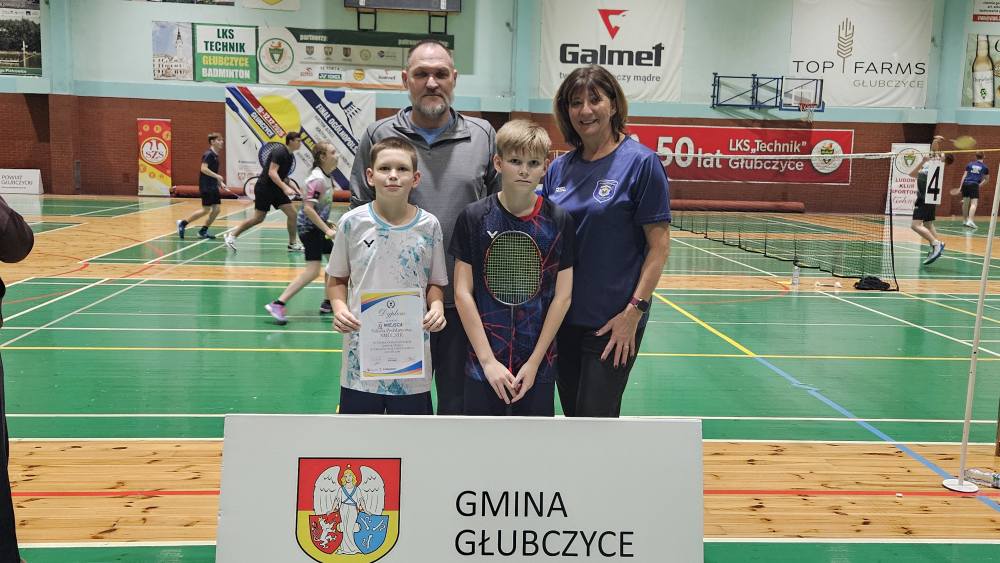 reprezentacja chłopców z trenerem i p. organizator