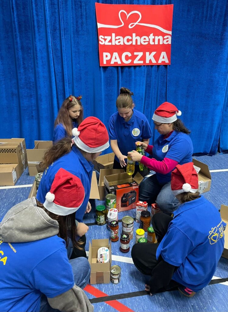 wolontariusze pakujący produkty do szlachetnej paczki