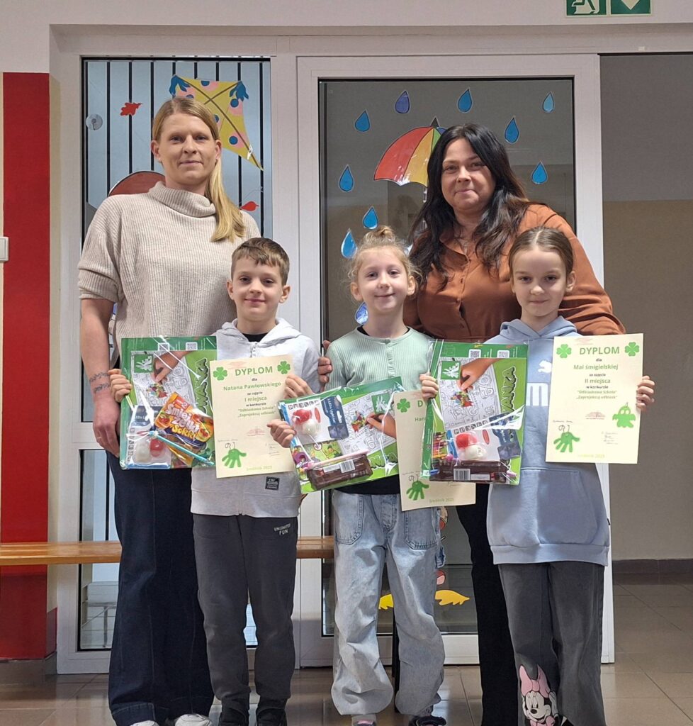 Uczniowie z dyplomami i nagrodami