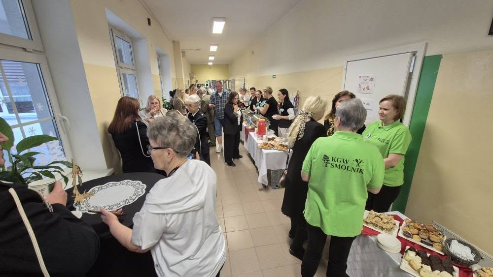 Uczestnicy pikniku podczas konsumpcji dań przygotowanych przez panie z kół gospodyń wiejskich