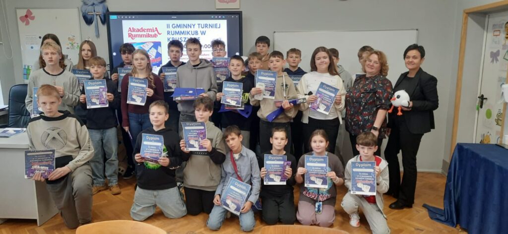 Uczestnicy konkursu z dyplomami