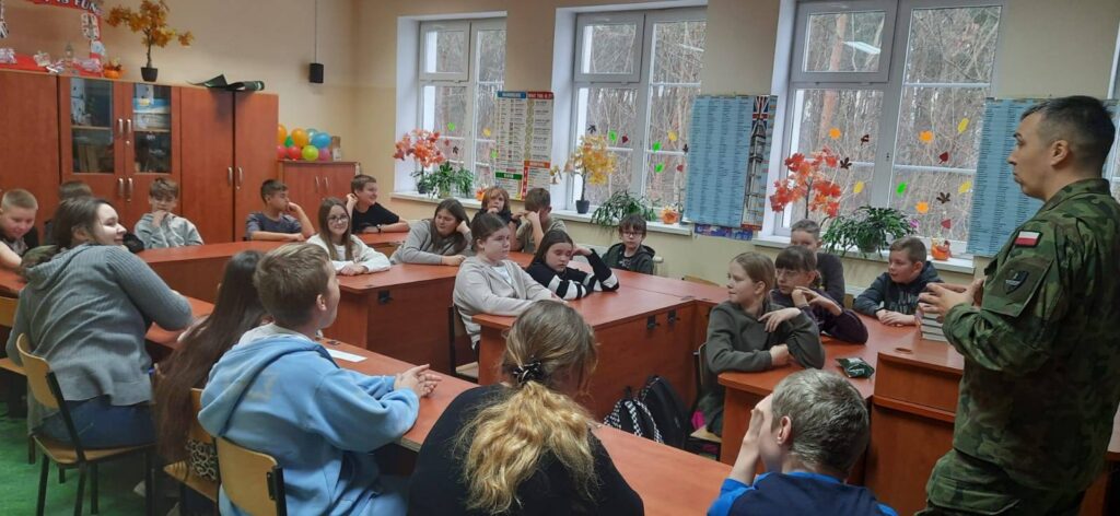 Uczniowie podczas warsztatów z edukacji z wojskiem w sali lekcyjnej