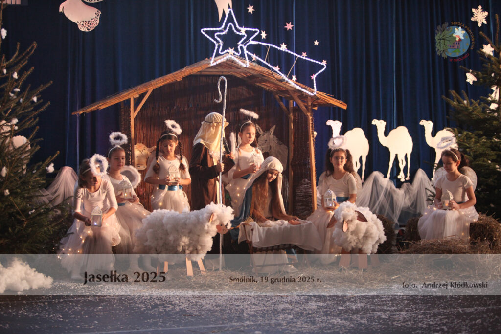 uczniowie przedstawiający jasełka