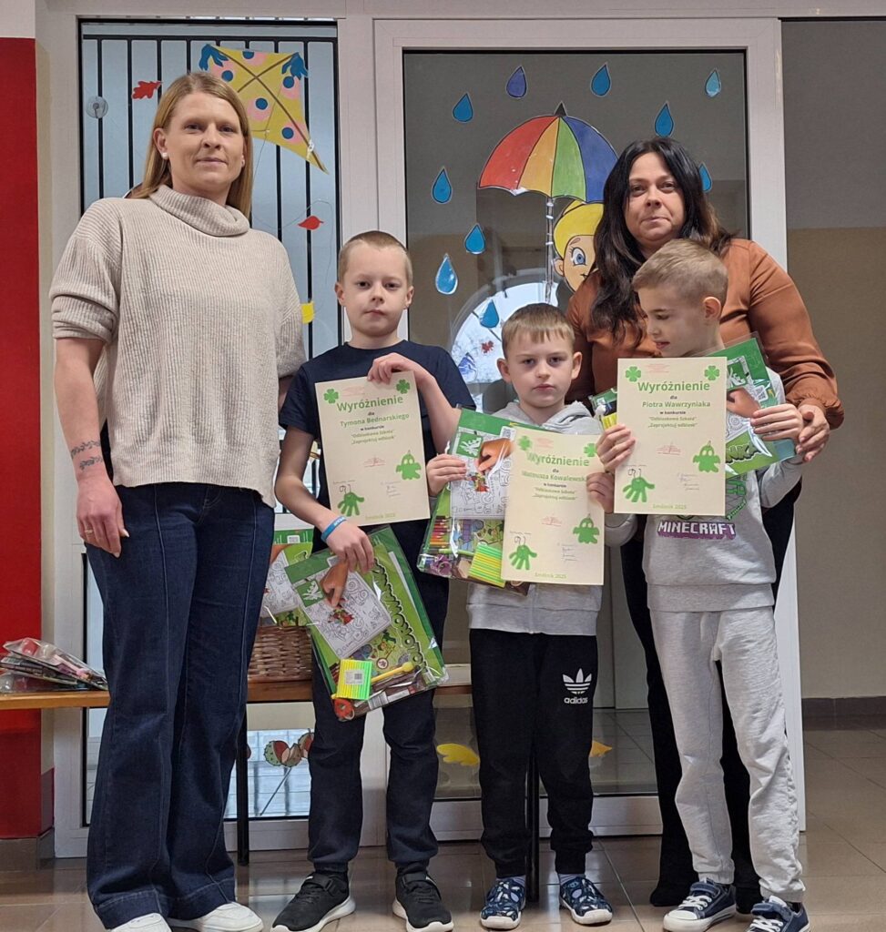 Uczniowie z dyplomami i nagrodami