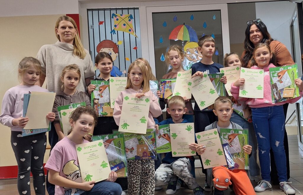 Uczniowie z dyplomami i nagrodami