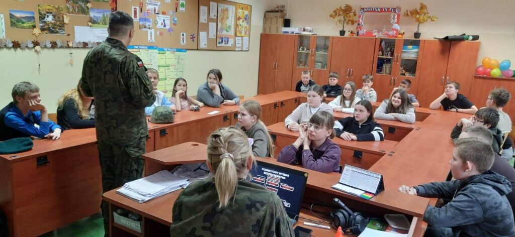 Uczniowie podczas warsztatów z edukacji z wojskiem w sali lekcyjnej