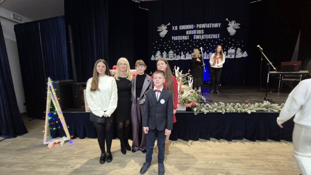 uczniowie SP Smólnik z panią Wójt