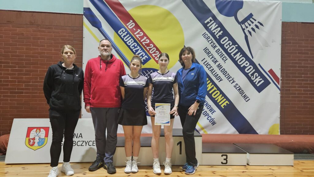 reprezentacja dziewcząt z trenerem i p. organizator