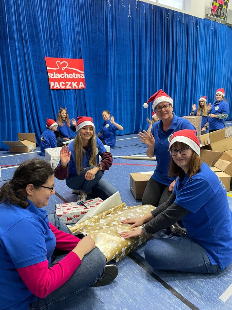 wolontariusze pakujący produkty do szlachetnej paczki