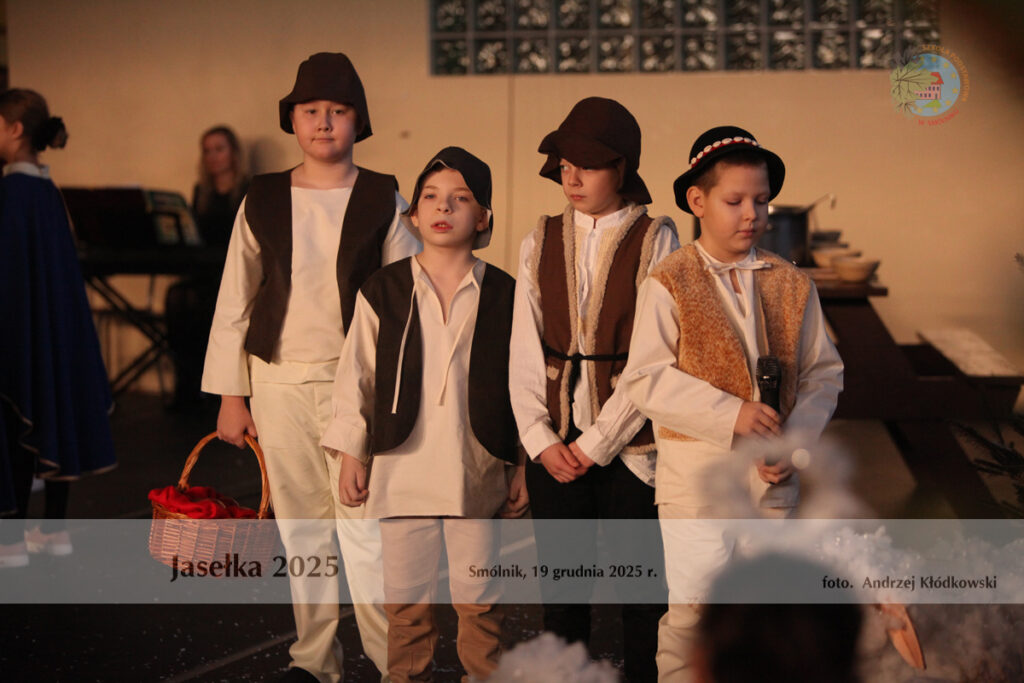 uczniowie przedstawiający jasełka 