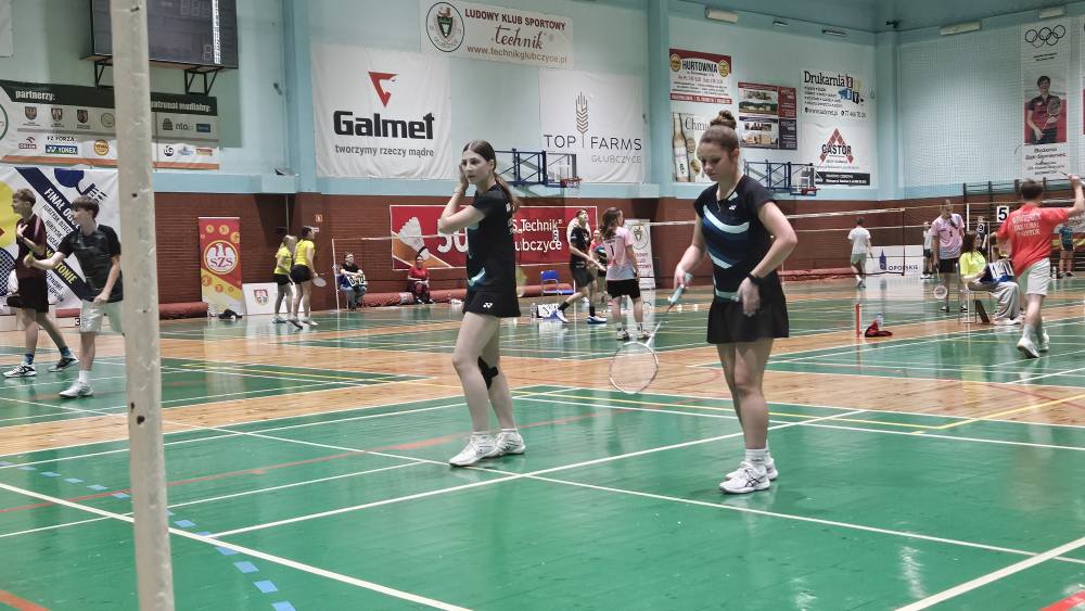 dziewczyny grające w badmintona