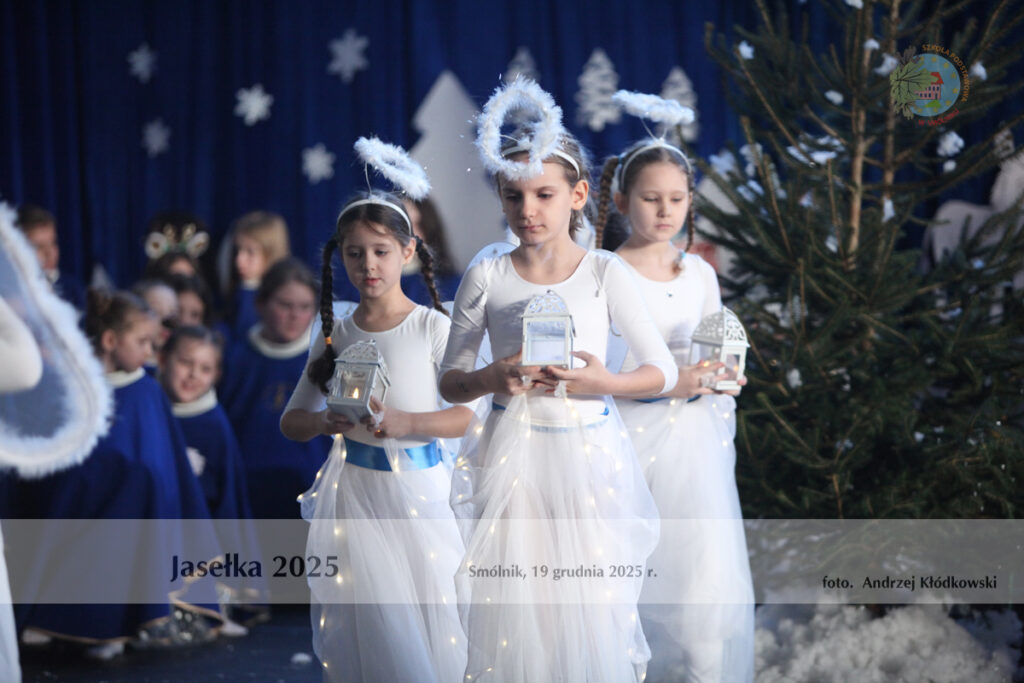uczniowie przedstawiający jasełka