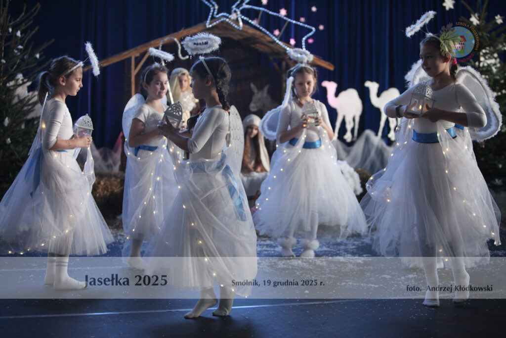 uczniowie przedstawiający jasełka 