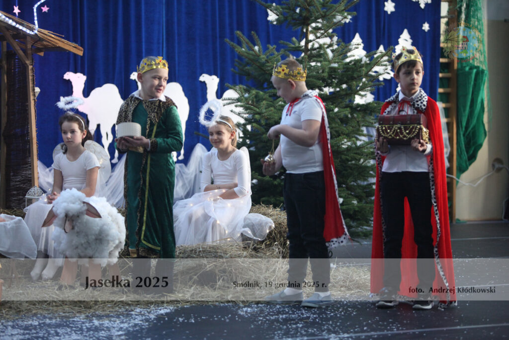 uczniowie przedstawiający jasełka