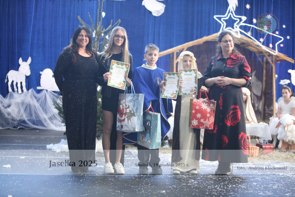 laureaci konkursu z dyplomami