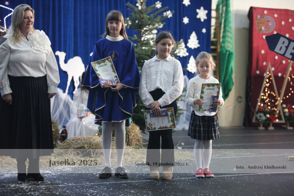 laureaci konkursu z dyplomami